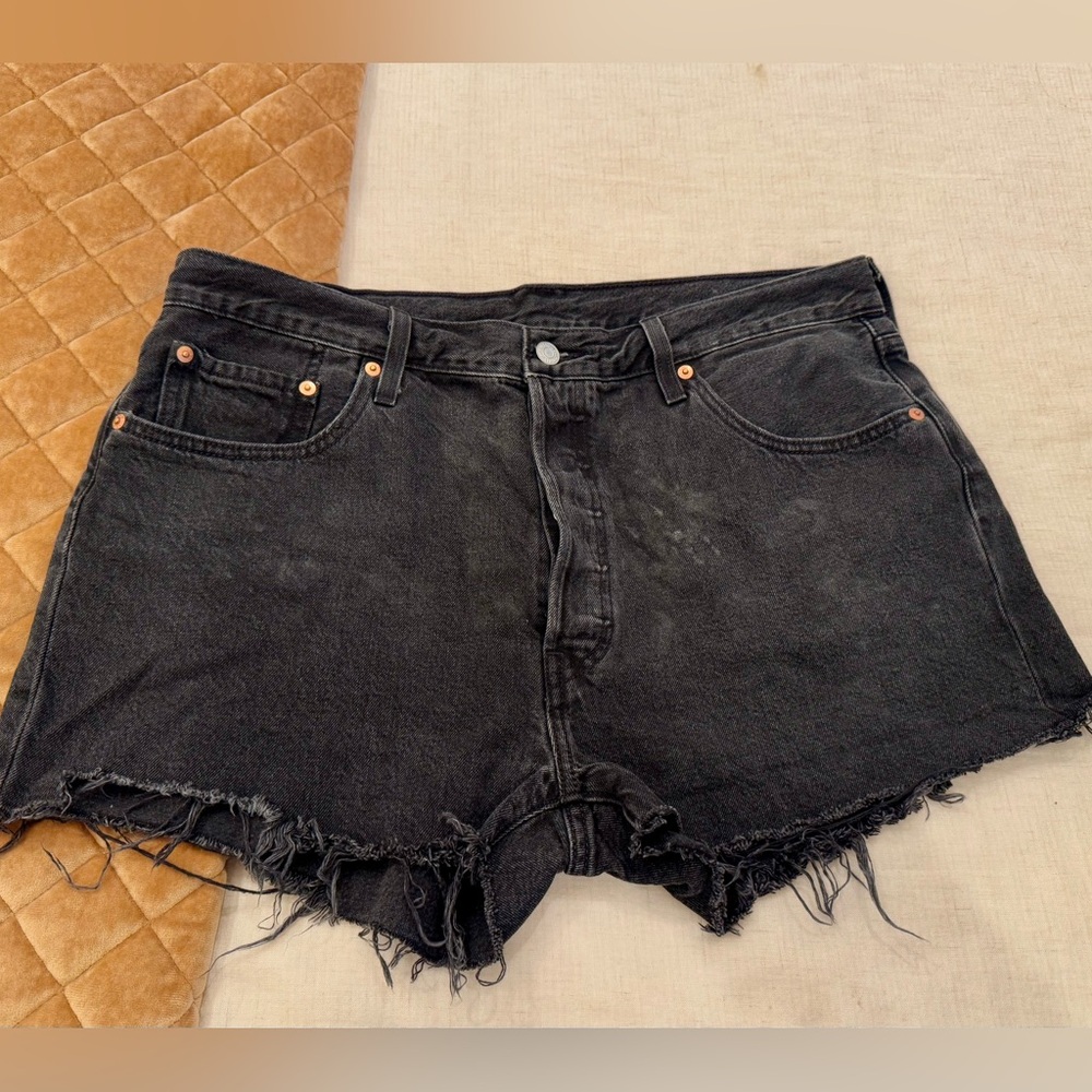 LEVIS 501 Women’s Jean Shorts Black Denim Distressed High Waisted Cut Offs 34